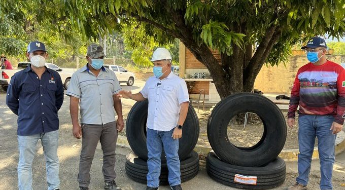 La imagen: Un gobernador chavista presume la entrega de cuatro cauchos a una dependencia estadal