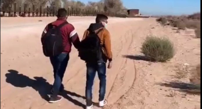 Migrantes venezolanos varados en el desierto de Arizona difunden videos para pedir ayuda