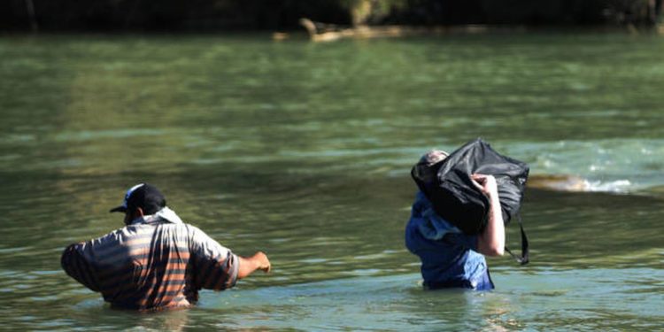 Rescatan a dos migrantes venezolanos que casi se ahogan cuando intentaron llegar a EEUU cruzando el Río Bravo (+video)