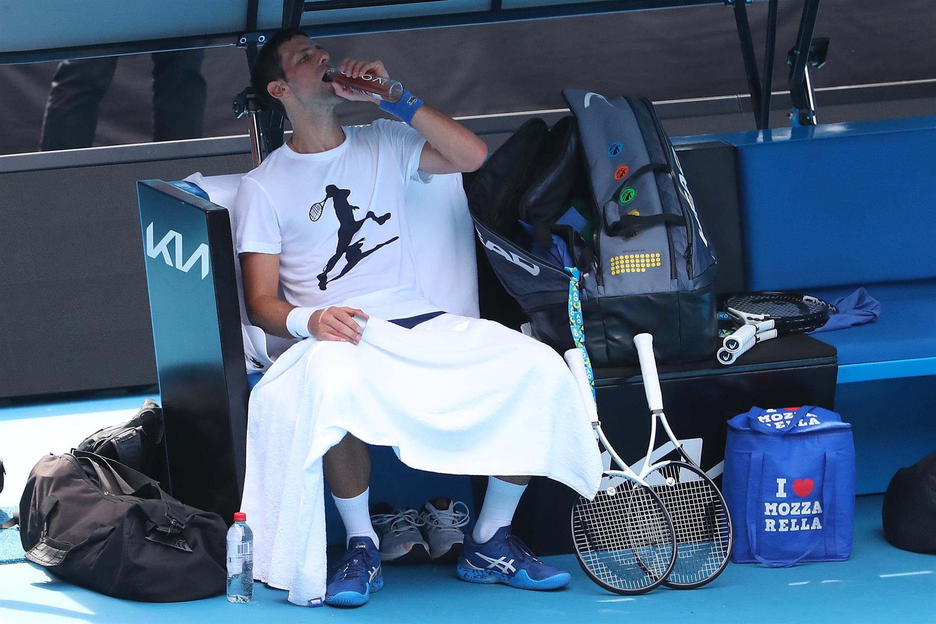 Australia sigue estudiando si deportar a Djokovic