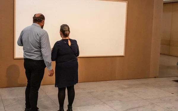 Museo demanda a artista tras quedarse con dinero y enviar lienzos en blanco