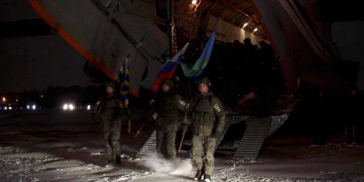 Fuerzas militares rusas asistiendo a una ceremonia de bienvenida cuando regresaron después de terminar la misión en Kazajstán en la base militar de Ivanovo, Rusia, el 14 de enero de 2022 /EFE