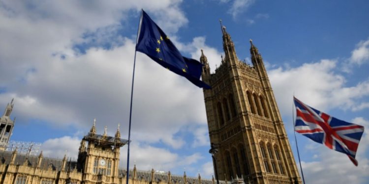 Banderas del Reino Unido y la Unión Europea ondean a las puertas del Parlamento en Westminster. Foto de EFE