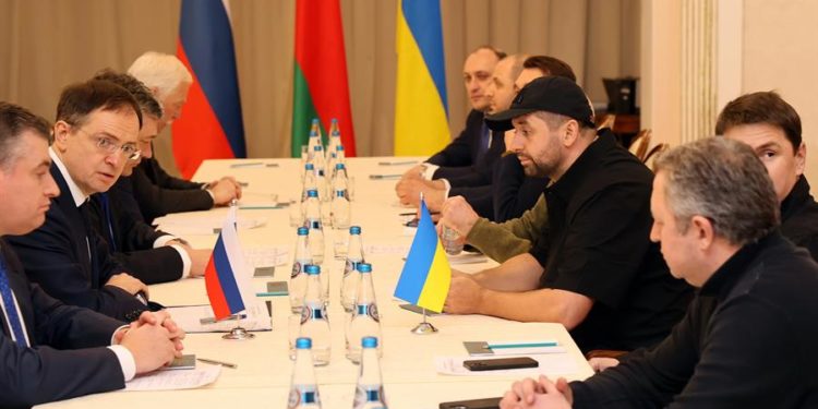 Primera jornada de negociaciones entre Ucrania y Rusia terminan sin un acuerdo inmediato