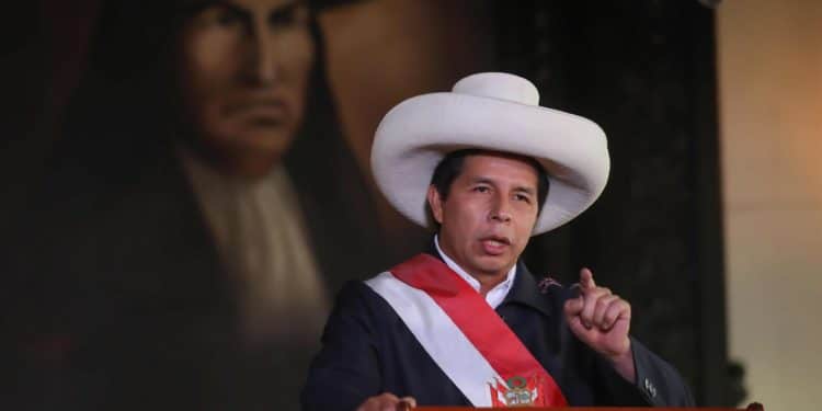 Pedro Castillo, sin constituyente y cercado, se balancea en la cuerda floja