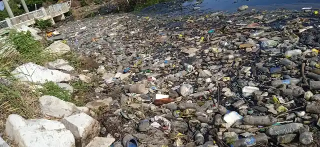 El Lago de Maracaibo, de fuente de ingresos a vertedero de desechos plásticos (+fotos)