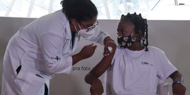 Una trabajadora de la salud aplica una vacuna contra la covid-19 a una niña en Río de Janeiro, en una fotografía de archivo / André Coelho / EFE.
