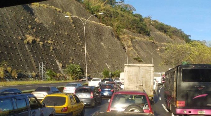 Accidente de tránsito causó largo tráfico en la autopista Petare Guarenas