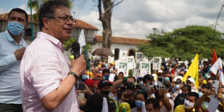 La coalición de centro, la última esperanza para evitar que Gustavo Petro gane las elecciones presidenciales en Colombia