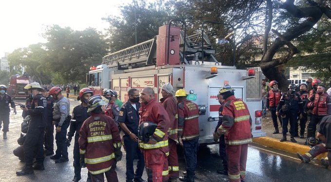 Bomberos continúan desplegados por el incendio en el bodegón Cine Citta