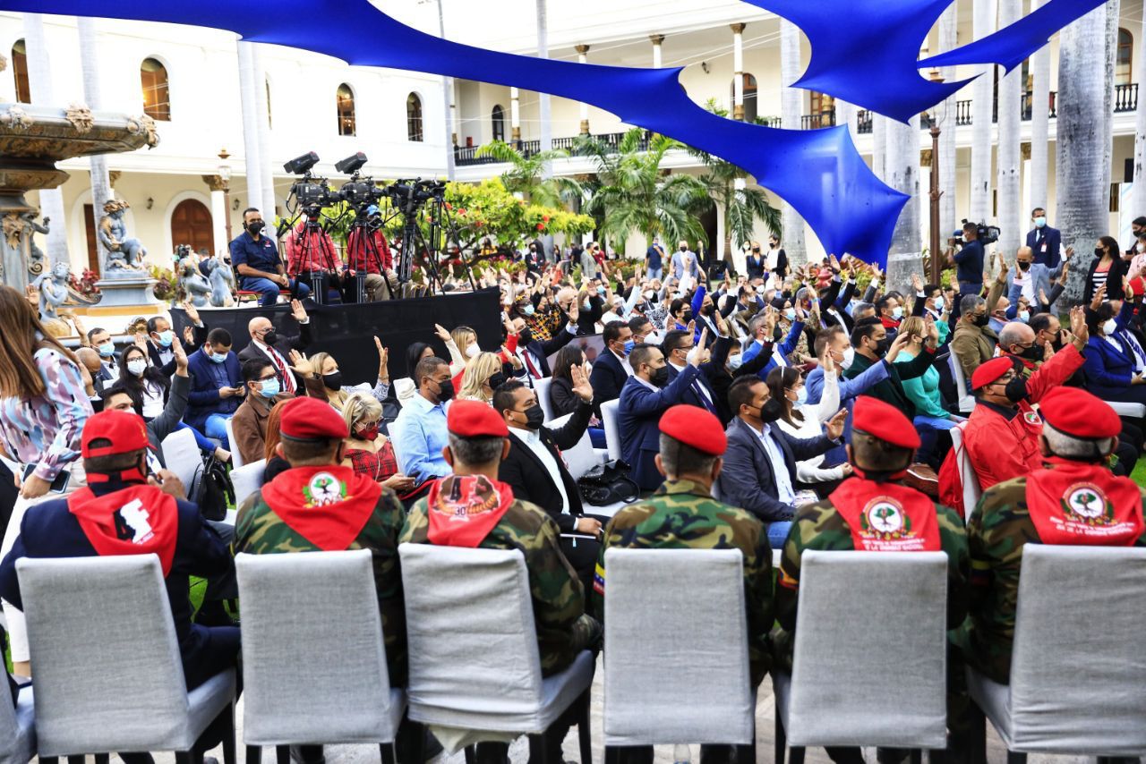 Parlamento de Venezuela enaltece el golpe de Estado que encabezó Chávez