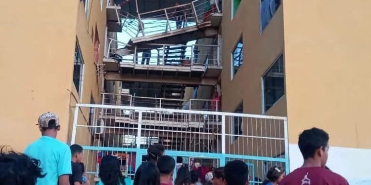 Imágenes que espantan: Colapsan las escaleras de un edifcio de la GMVV en Anzoátegui (+video)