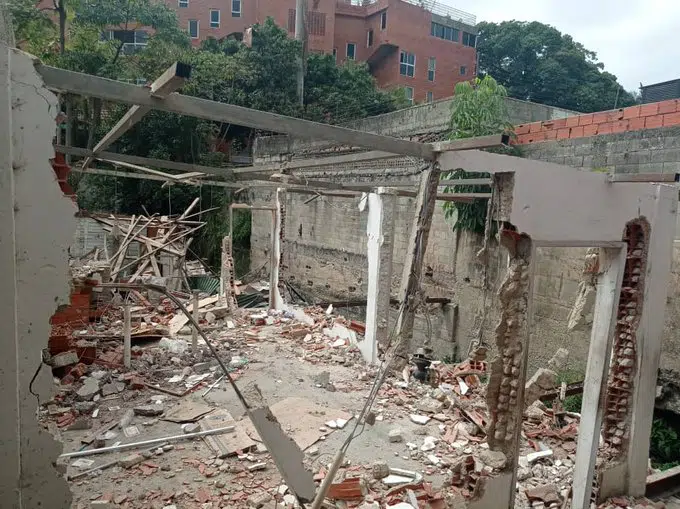 Denuncian la demolición de una antigua y reconocida frutería en Altamira para levantar una nueva sede de Traki (+fotos)