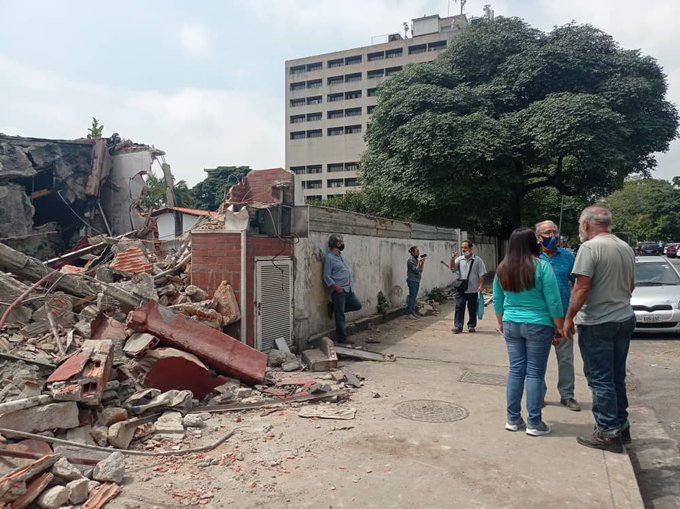 Denuncian la demolición de una antigua y reconocida frutería en Altamira para levantar una nueva sede de Traki (+fotos)