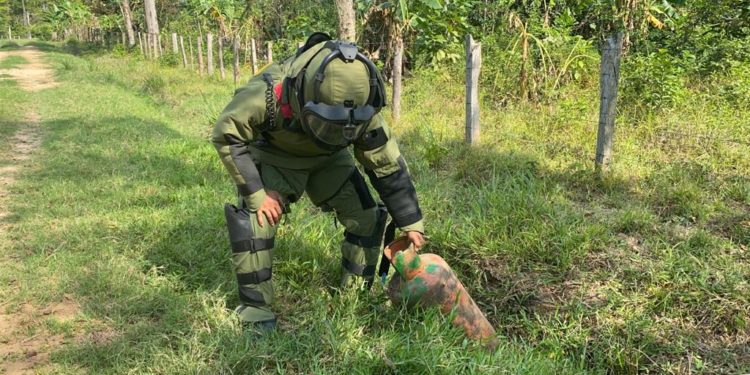 FFAA venezolana desactiva "miles" de explosivos en frontera con Colombia