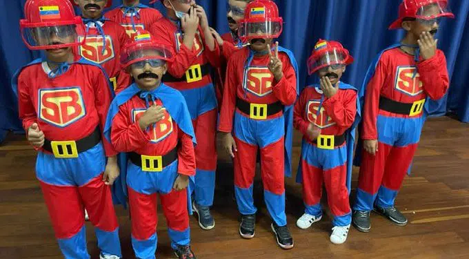 La imagen: Decenas de niños se disfrazan de "Súper Bigote", el héroe inspirado en Nicolás Maduro