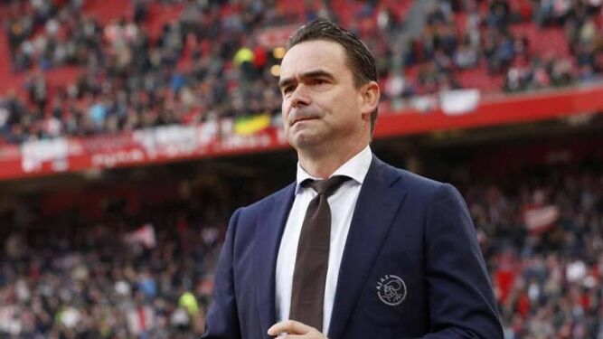 Overmars, fuera del Ajax por "mensajes inapropiados a varias compañeras"