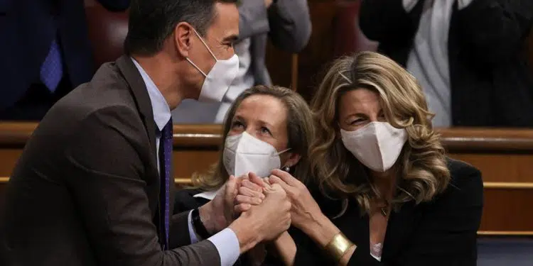 El presidente del Gobierno, Pedro Sánchez (i), la vicepresidenta primera Nadia Calviño (c), y la vicepresidenta y ministra de Trabajo, Yolanda Díaz, se felicitan después de que el pleno del Congreso de los Diputados votara a favor de la convalidación de la reforma laboral pactada por el Gobierno con los agentes sociales, este jueves en Madrid. EFE/Kiko Huesca