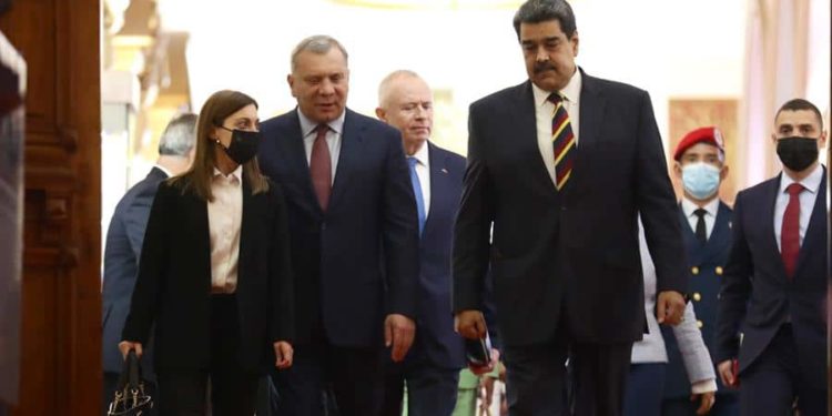 16/02/2022.- El viceprimer ministro de Rusia, Yuri Borisov (2i), camina junto al presidente de Venezuela, Nicolás Maduro (c-d), rumbo a la salida del palacio presidencial de Miraflores luego de una comparecencia conjunta a los medios tras el encuentro denominado "reunión de alto nivel Venezuela-Rusia", hoy, en Caracas (Venezuela). Borisov se encuentra de visita en el país caribeño para "fortalecer las alianzas" y "discutir la cooperación comercial y económica" entre ambas naciones. EFE/ Rayner Peña R.