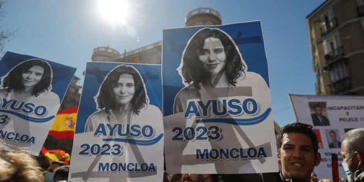 Miles de personas apoyan a Ayuso en la calle en la guerra en el PP español