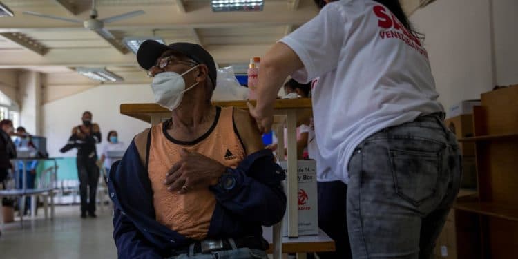 Venezuela alcanza "102 %" de población vacunada contra la covid, dice Maduro