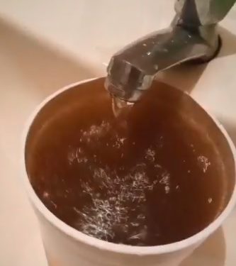 "No se puede ni lavar la ropa": Así sale el agua de los grifos en el eje Guarenas - Guatire (+video)
