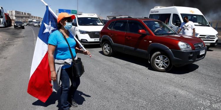 Grupos de camioneros mantuvieron este sábado, por segundo día consecutivo, el bloqueo de las carreteras de acceso a la ciudad de Iquique en protesta por la inseguridad, que la población atribuye a los miles de migrantes que entran a través del altiplano. EFE/José Caviedes