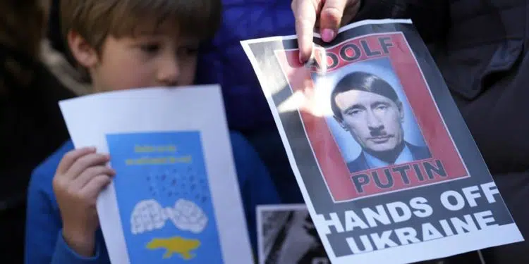 Imágenes de una protesta en Tokio contra la invasión a Ucrania / Franck Robichon / EFE / EPA.