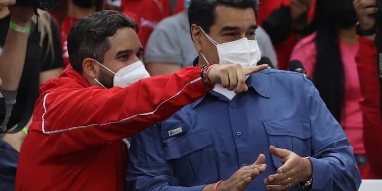 Maduro dice que una "izquierda cobarde" tiene envidia del "ejemplo de Chávez"