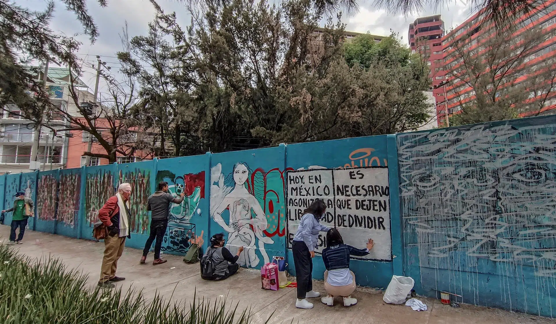 Pintan mural en México pidiendo justicia por los seis periodistas asesinados