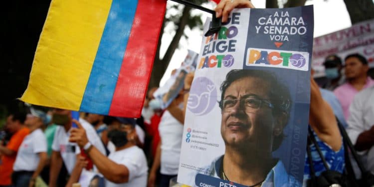 Uribe alerta en foro derechista sobre los peligros de un gobierno de Petro