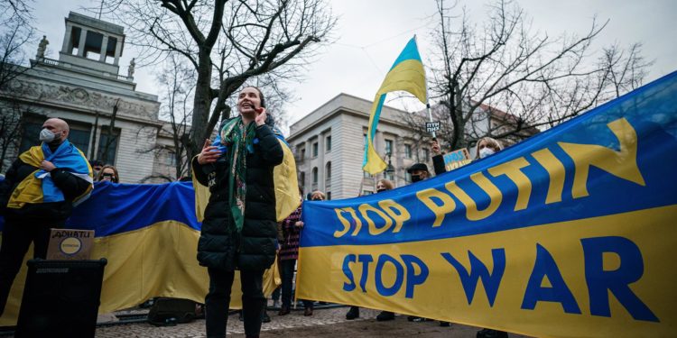 Ucrania decreta el estado de excepción y acusa a Rusia de "agresión armada"