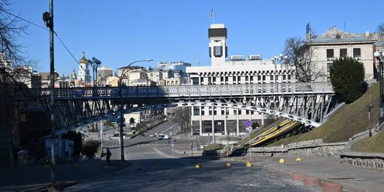 El avance de los tanques rusos hacia la capital ucraniana, el toque de queda, las constantes alarmas antiaéreas y el éxodo de su población han convertido Kiev en una ciudad fantasma. EFE/ Ignacio Ortega