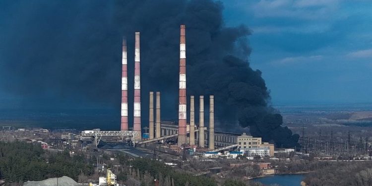 Una imagen proporcionada por los veteranos y el fondo de asistencia militar 'Povernys' Zhyvym' muestra el humo que se eleva sobre la planta de energía térmica de Luhansk después del bombardeo de militantes pro-rusos cerca de la pequeña ciudad de Schastye en el área de Luhansk, Ucrania, el 22 de febrero de 2022 en medio escalada en la frontera entre Ucrania y Rusia /EFE