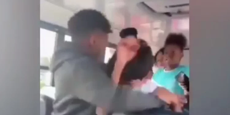 En video: La agresión y bullying a un niño venezolano en un bus escolar de Estados Unidos