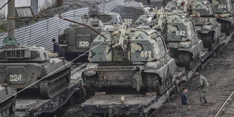 Vehículos blindados rusos en la estación ferroviaria de la región de Rostov, Rusia, 23 de febrero de 2022. EFE/EPA/STRINGER