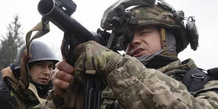 Combatientes de defensa territorial prueban armas y municiones en Kiev, Ucrania, el 25 de febrero de 2022. Las tropas rusas ingresaron a Ucrania el 24 de febrero, lo que incitó al presidente del país a declarar la ley marcial y provocó una serie de anuncios de los países occidentales para imponer severas sanciones económicas a Rusia. EFE