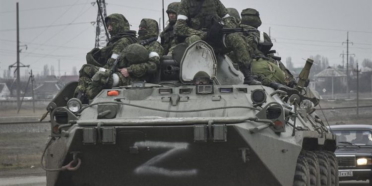 Soldados del ejército ruso, a bordo de un vehículo blindado de transporte de personal BTR-80, se dirigen por carretera hacia el centro de Ucrania, este viernes. Rusia acusó hoy a Ucrania de evitar sentarse a la mesa de negociaciones después de que Moscú aceptara la propuesta de Kiev y sugiriera Minsk, la capital bielorrusa, como sede de las conversaciones. EFE/ Stringer