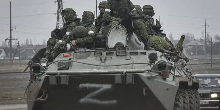 Soldados del ejército ruso, a bordo de un vehículo blindado de transporte de personal BTR-80, se dirigen por carretera hacia el centro de Ucrania, este viernes. Rusia acusó hoy a Ucrania de evitar sentarse a la mesa de negociaciones después de que Moscú aceptara la propuesta de Kiev y sugiriera Minsk, la capital bielorrusa, como sede de las conversaciones. EFE/ Stringer