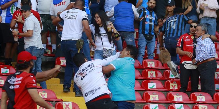 Al menos 22 heridos dejan disturbios en estadio de fútbol en centro de México