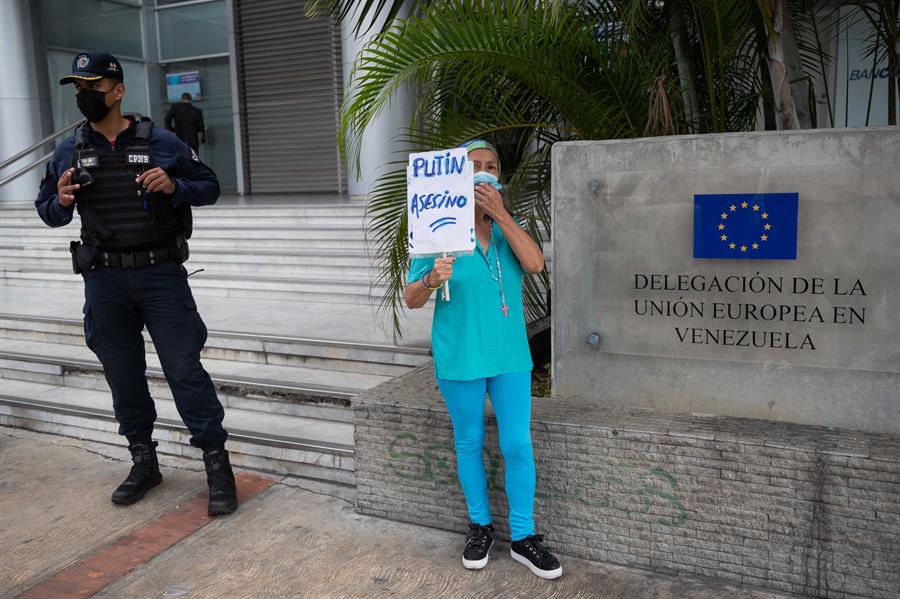 Caraqueños manifiestan respaldo a Ucrania con protesta ante la sede de la UE