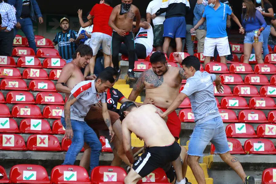 Al menos 22 heridos dejan disturbios en estadio de fútbol en centro de México