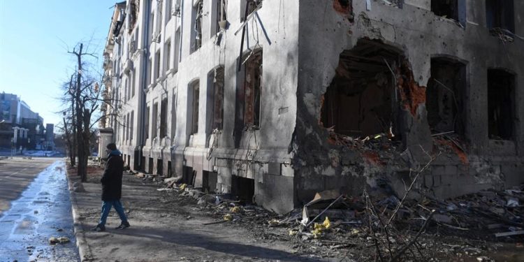 Casi mil edificios destruidos por los bombardeos rusos en Jarkov