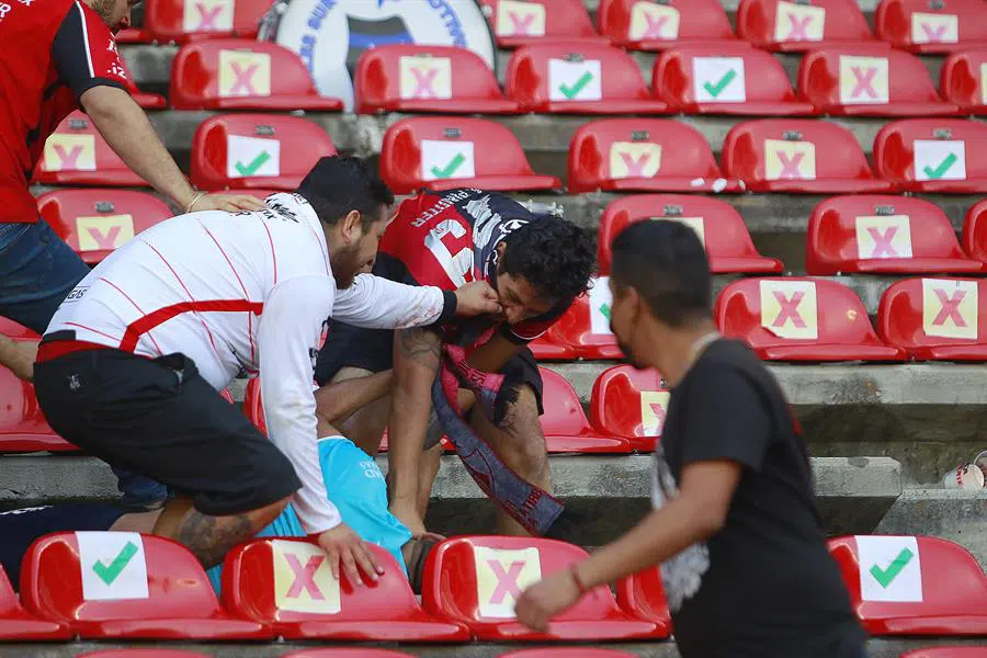 Al menos 22 heridos dejan disturbios en estadio de fútbol en centro de México