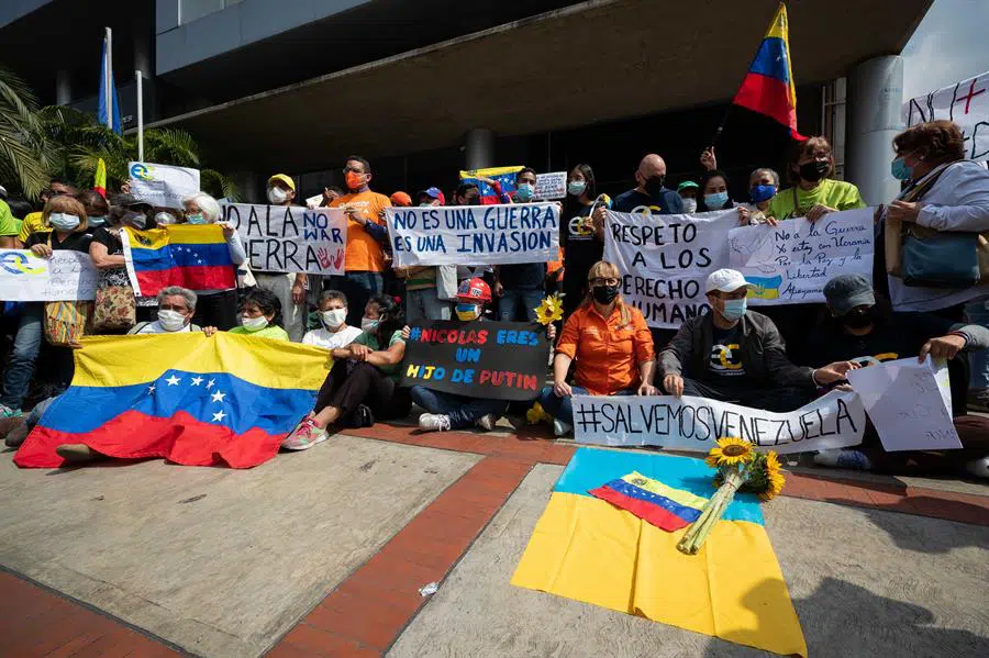 Caraqueños manifiestan respaldo a Ucrania con protesta ante la sede de la UE