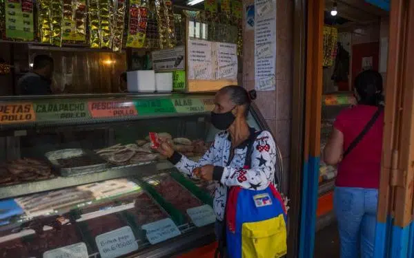 Retrato de una crisis que no termina: Siete de cada diez venezolanos no comen carnes ni huevos