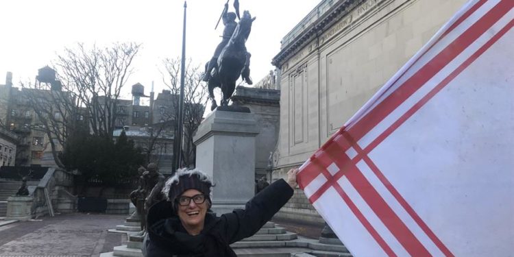 Una artista española iza como banderas dos trapos de cocina en el 8 de marzo