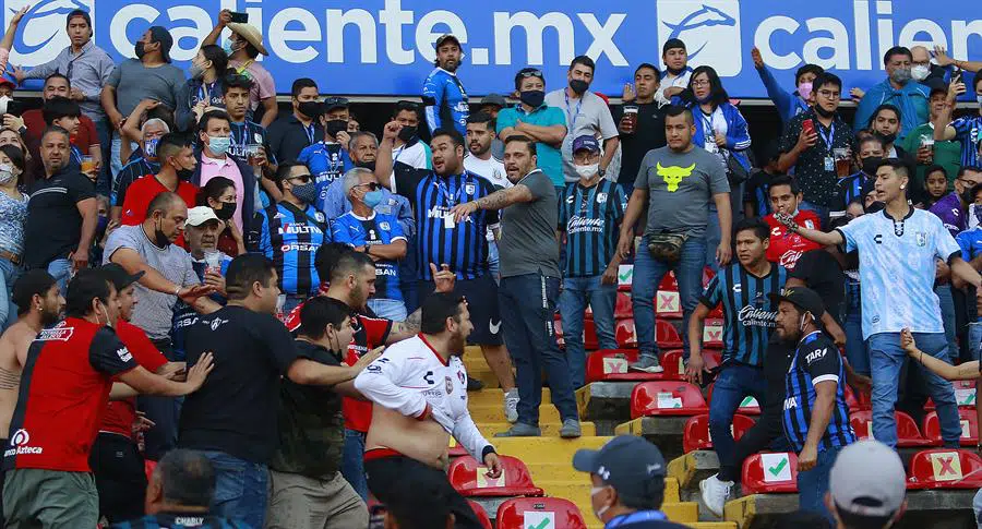 Al menos 22 heridos dejan disturbios en estadio de fútbol en centro de México