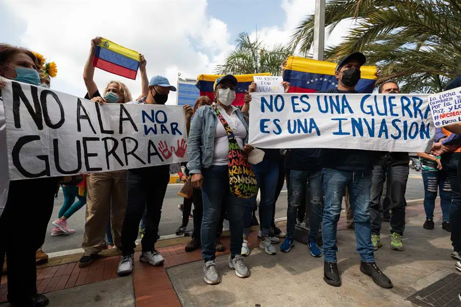 Caraqueños manifiestan respaldo a Ucrania con protesta ante la sede de la UE