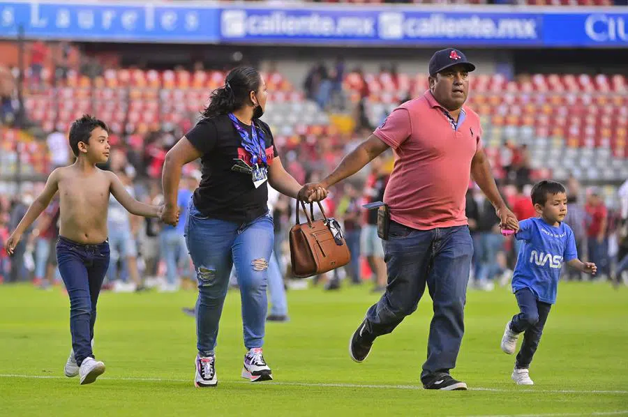 Al menos 22 heridos dejan disturbios en estadio de fútbol en centro de México